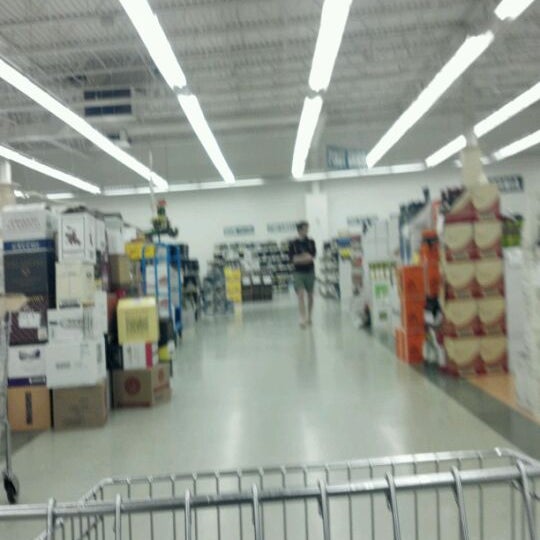 Photo taken at Exit 9 Wine &amp; Liquor Warehouse by Butterfly on 3/21/2012