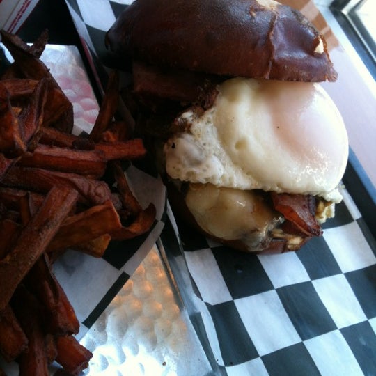 รูปภาพถ่ายที่ The Burger Point โดย Bobby V. เมื่อ 6/17/2012