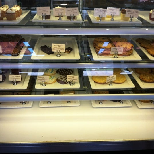 รูปภาพถ่ายที่ Teacake Bake Shop โดย Tre P. เมื่อ 8/1/2012