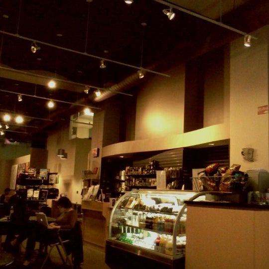 รูปภาพถ่ายที่ Showbiz Store &amp; Cafe โดย Michael R. B. เมื่อ 2/17/2012