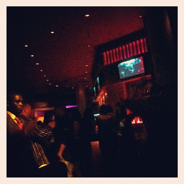 Foto scattata a Fahrenheit Restaurant &amp; Lounge da K il 4/1/2012