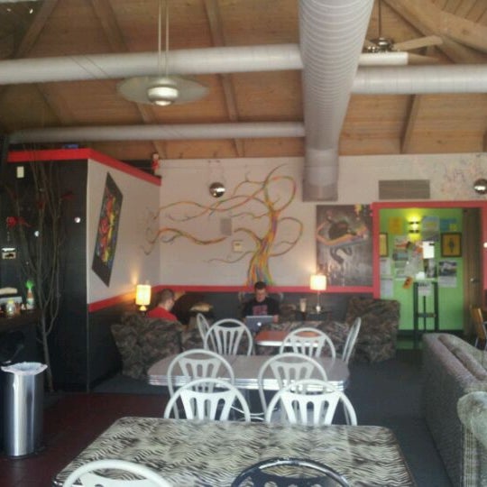 4/23/2012 tarihinde Debra F.ziyaretçi tarafından Roasters Coffee Bar'de çekilen fotoğraf