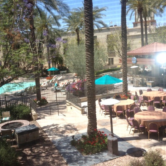 รูปภาพถ่ายที่ Hilton Scottsdale Resort &amp; Villas โดย Becky S. เมื่อ 4/16/2012