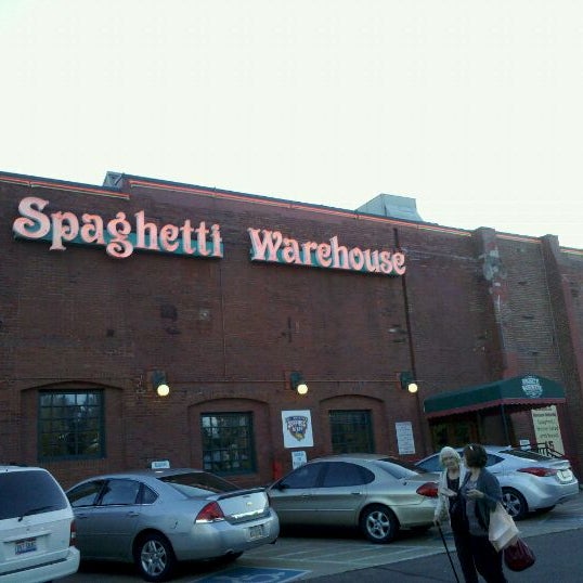 Photo prise au Spaghetti Warehouse par Andrew C. le10/4/2011