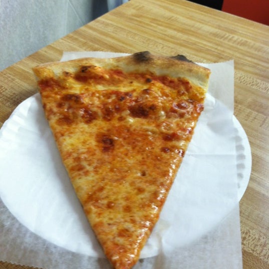 Снимок сделан в Crosby Pizza пользователем Pat P. 3/17/2012