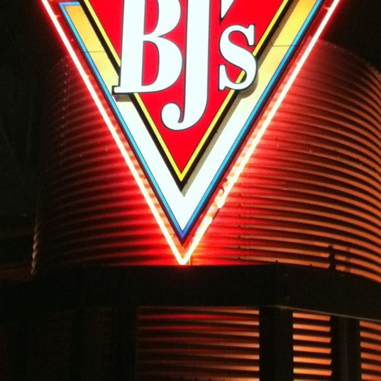 Foto diambil di BJ&#39;s Restaurant &amp; Brewhouse oleh Daniel H. pada 2/25/2012