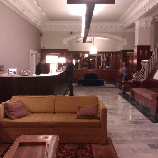 รูปภาพถ่ายที่ The Mosser Hotel โดย luke d. เมื่อ 5/21/2012