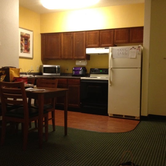 รูปภาพถ่ายที่ Residence Inn Chicago Oak Brook โดย Angela A. เมื่อ 11/25/2011