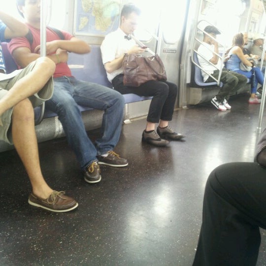 Снимок сделан в MTA Subway - M Train пользователем sarah s. 9/6/2012