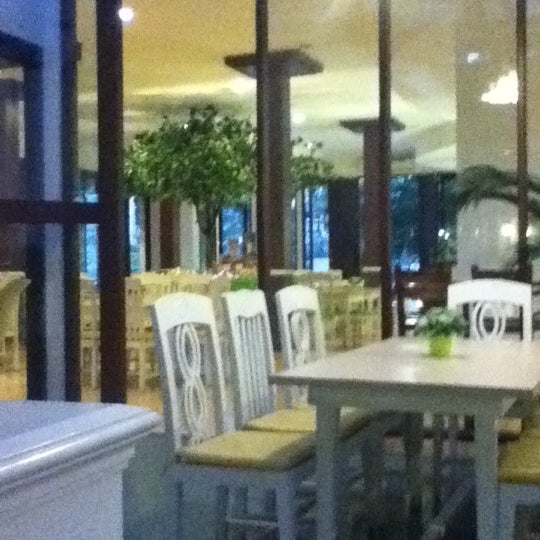 6/26/2012にMia M.がThree to Five Afternoon Tea Cafeで撮った写真