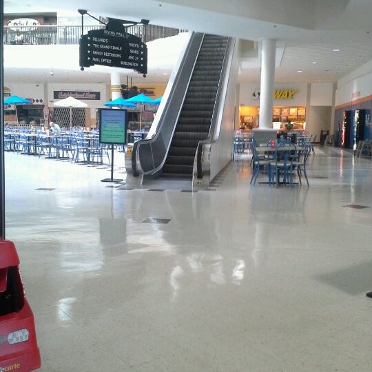 Foto tirada no(a) Irving Mall por Crystal em 6/27/2012