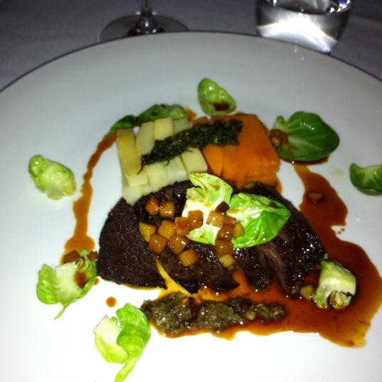 Foto diambil di Verses Restaurant oleh Clotilde G. pada 7/10/2011