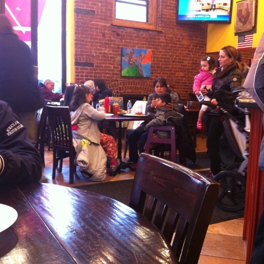 4/1/2011 tarihinde Kristi E.ziyaretçi tarafından Chirping Chicken'de çekilen fotoğraf