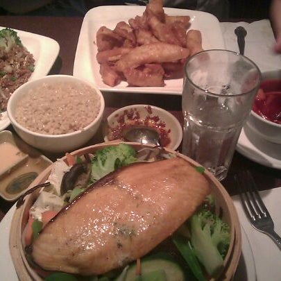 รูปภาพถ่ายที่ Chopstix Restaurant โดย Erick A. เมื่อ 9/5/2011