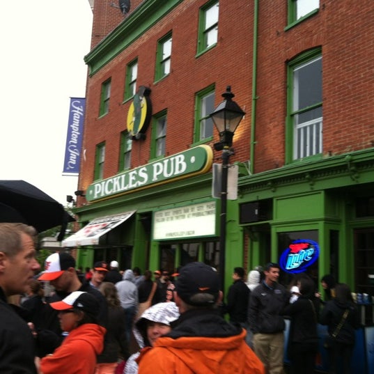 4/28/2012 tarihinde Frankie M.ziyaretçi tarafından Pickles Pub'de çekilen fotoğraf