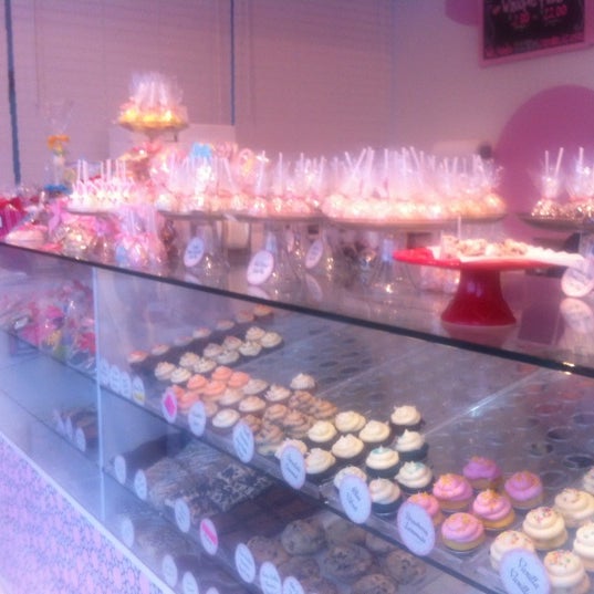 รูปภาพถ่ายที่ Sweet E&#39;s Bake Shop โดย Molli C. เมื่อ 4/13/2012