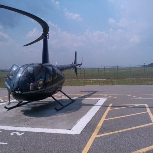 Снимок сделан в Huffman Helicopters пользователем Leslie M. 7/5/2012