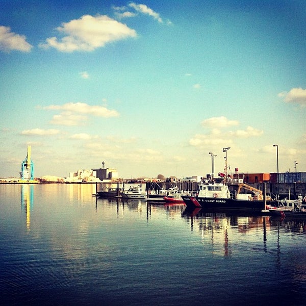 Foto tirada no(a) Shank&#39;s Original Pier 40 por Andy O. em 3/17/2012
