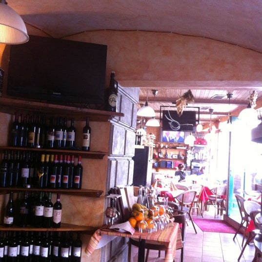 Photo taken at Casanova Ristorante Pizzeria by Мгер К. on 5/9/2012