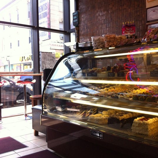 รูปภาพถ่ายที่ Las Chicas Bakery &amp; Cafe โดย Alex T. เมื่อ 6/22/2012