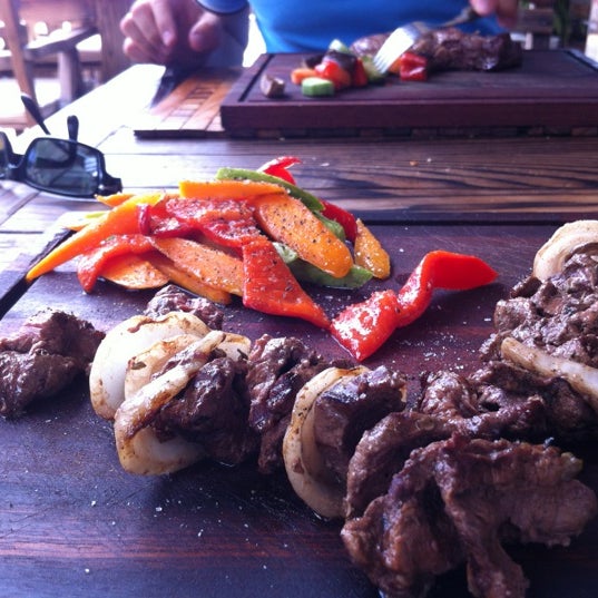 รูปภาพถ่ายที่ Beeves Steakhouse โดย Selim Y. เมื่อ 7/29/2012