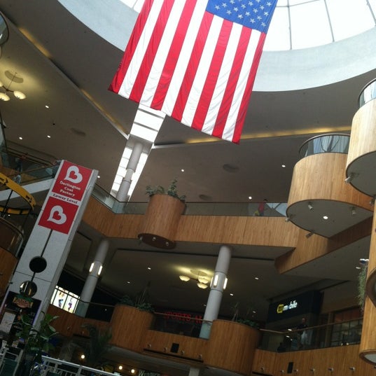 Foto scattata a Holyoke Mall at Ingleside da By: Corroh M. il 9/5/2012