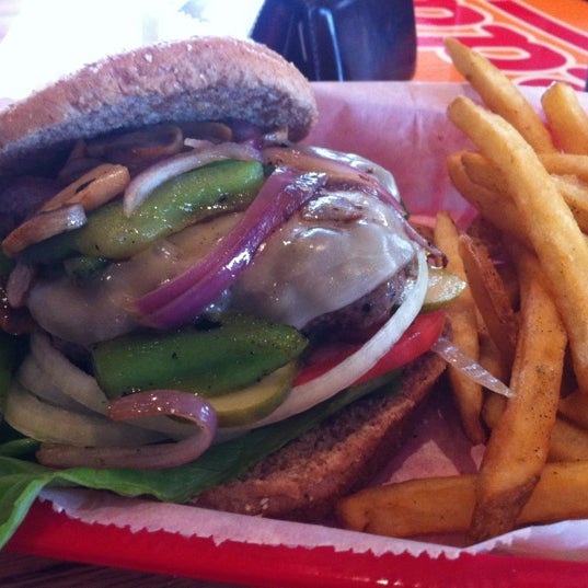 Снимок сделан в Teddy&#39;s Burger Joint пользователем Corey L. 9/7/2012