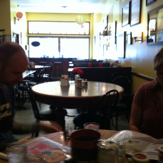 Foto tomada en Bev&#39;s Cafe  por Matt L. el 8/3/2012