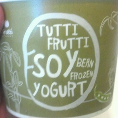 รูปภาพถ่ายที่ Tutti Frutti Frozen Yogurt โดย Jeff A. เมื่อ 6/17/2012