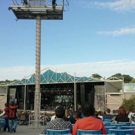 Foto scattata a Azura Amphitheater da LeeAnn H. il 9/24/2011