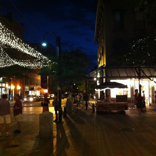 รูปภาพถ่ายที่ Burlington Town Center โดย Dana I. เมื่อ 6/17/2012