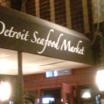 Foto tirada no(a) Detroit Seafood Market por Kris L. em 11/13/2011