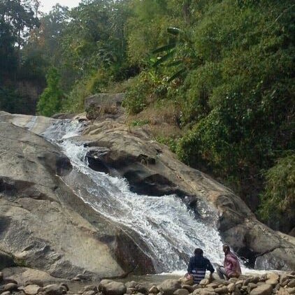 Photo taken at Moh Pang Waterfall by นุสซี่ โ. on 12/28/2011