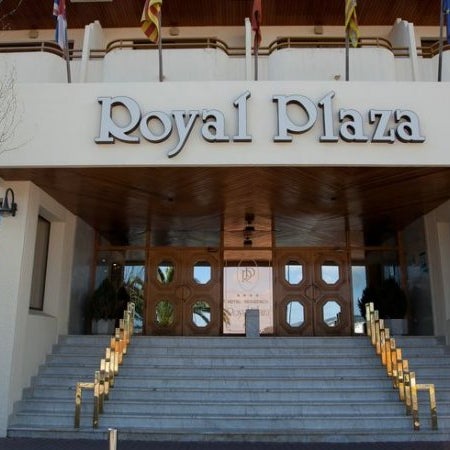 El Hotel Royal Plaza, situado en pleno Ibiza centro, es una agradable y cómoda base desde la cual disfrutar de una estancia en la isla, tanto en visita de negocios como de vacaciones.