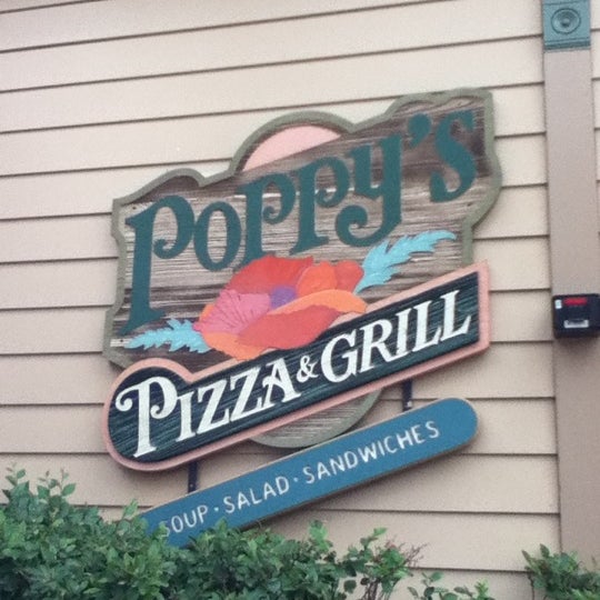 Снимок сделан в Poppy&#39;s Pizza &amp; Grill пользователем Jared R. 5/27/2012