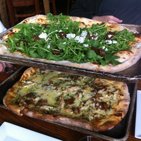 Foto tomada en Ducali Pizzeria &amp; Bar  por Aaron S. el 5/5/2012