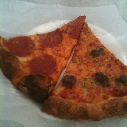 Foto scattata a Gioia Pizzeria da Winston il 6/17/2012