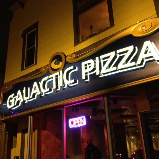 Foto tirada no(a) Galactic Pizza por grow_be em 4/16/2012