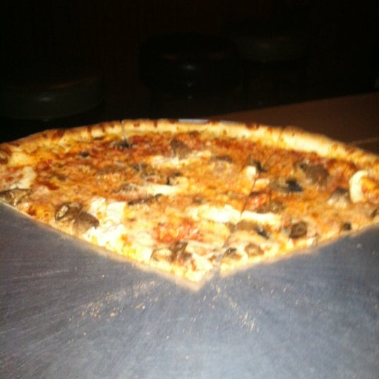 Снимок сделан в Ernie&#39;s Bar &amp; Pizza пользователем June S. 8/5/2012