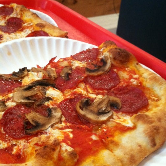7/1/2012 tarihinde Melissa K.ziyaretçi tarafından Merilu Pizza Al Metro'de çekilen fotoğraf