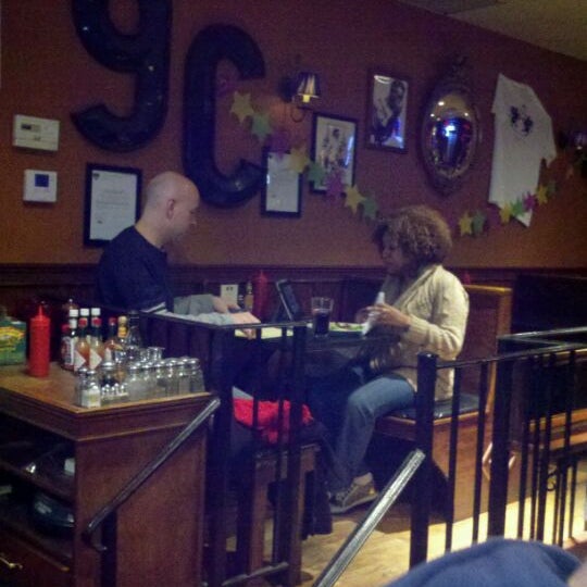 Foto scattata a 9th and Coles Tavern da Jessie R. il 2/22/2012