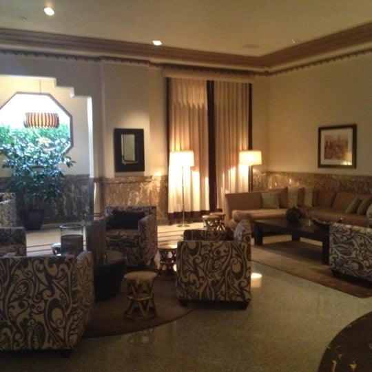 Foto tomada en Essex House Hotel &amp; Lounge  por Americo A. el 2/11/2012