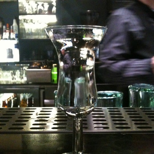 รูปภาพถ่ายที่ Dutch Bar &amp; Cocktails โดย Shota K. เมื่อ 3/12/2012