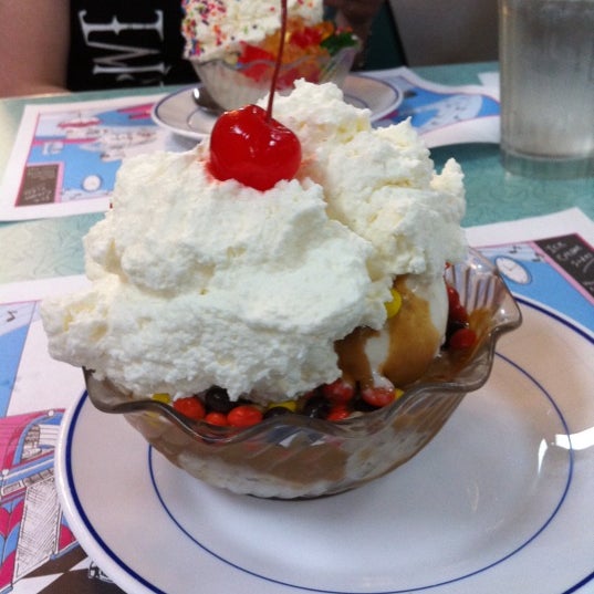 7/22/2011 tarihinde Lisa P.ziyaretçi tarafından Krisch&#39;s Restaurant &amp; Ice Cream Parlour'de çekilen fotoğraf