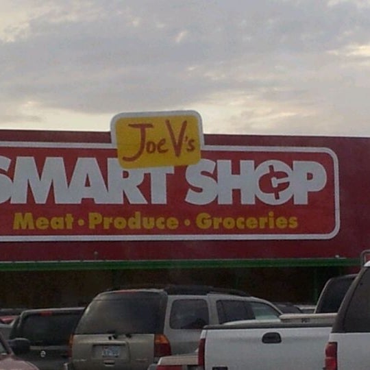 รูปภาพถ่ายที่ Joe V&#39;s Smart Shop โดย Hiram G. เมื่อ 1/30/2012