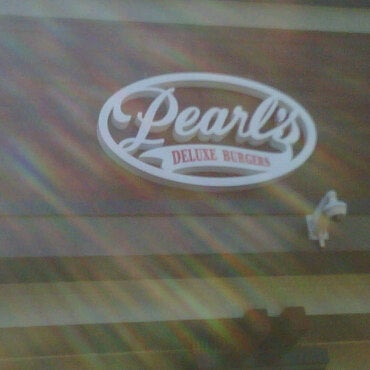 Foto tirada no(a) Pearl&#39;s Deluxe Burgers por Raymond E. em 4/9/2011