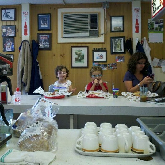 9/23/2011にDevon B.がHandy&#39;s Lunchで撮った写真