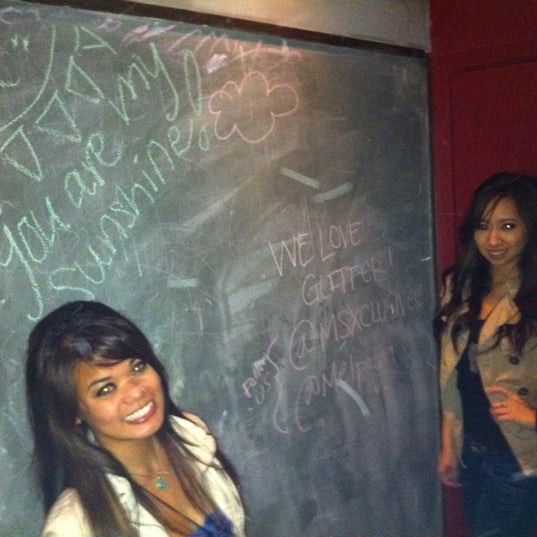 2/10/2012 tarihinde Mel 💋 May Ü.ziyaretçi tarafından Glitter Karaoke'de çekilen fotoğraf