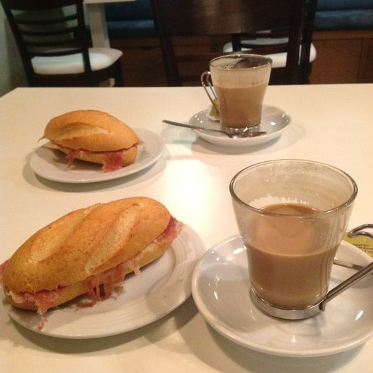5/15/2012 tarihinde Марина Ж.ziyaretçi tarafından Cafeteria Cerveceria Valverde'de çekilen fotoğraf