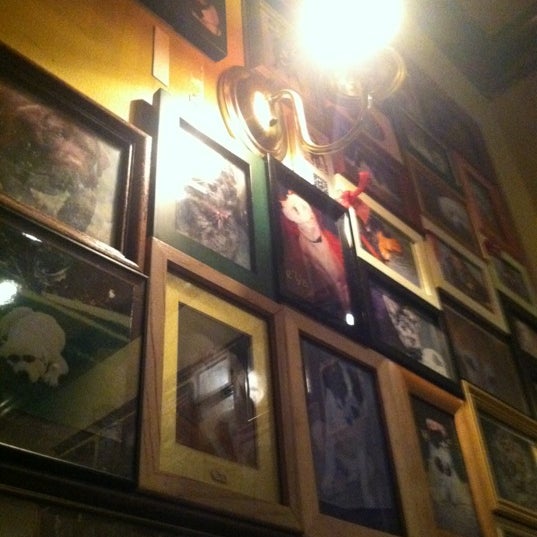 Foto diambil di Fetch Bar and Grill oleh Jessica N. pada 3/4/2012